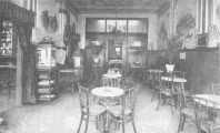Dieses Foto stammt aus der Speisekarte des Cafés von 1905. Es zeigt das Café