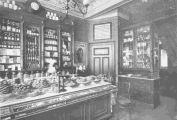 Dieses Foto stammt aus der Speisekarte des Cafés von 1905. Es zeigt das Ladenlokal