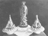 Dieses Foto stammt aus der Speisekarte des Cafés von 1905. Es zeigt links und rechts &quot;Torte mit Aufsatz, von Mk 8,- an&quot;, in der Mitte &quot;Garnierter Baumkuchen, von Mk 20,- an&quot;