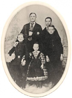 Friedrich Vogelbusch *19.11.1821 mit seinen Kindern August *20.2.1850 (hinten), Julius *um 1854 (vorne links, früh gestorben), Emma *um 1856 (vorne Mitte, früh gestorben), Robert *um 1852 (vorne rechts). Foto um 1865