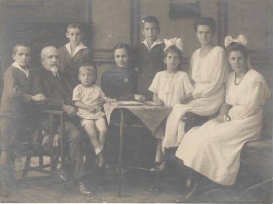 Das Foto entstand um 1926. V. l.: Helmut, Karl Julius mit Gerhard, Karl, Clara Vogelbusch verh. Schmidt, Walter, Gertrud, Helene, Lydia. 